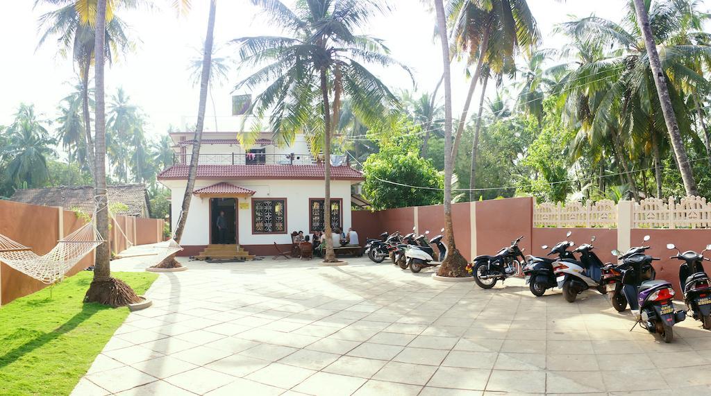 Wanderers Hostel Morjim Exterior photo