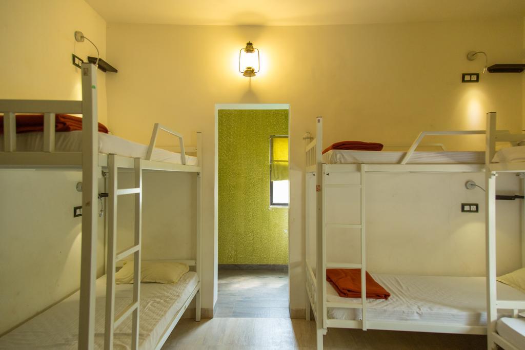 Wanderers Hostel Morjim Exterior photo